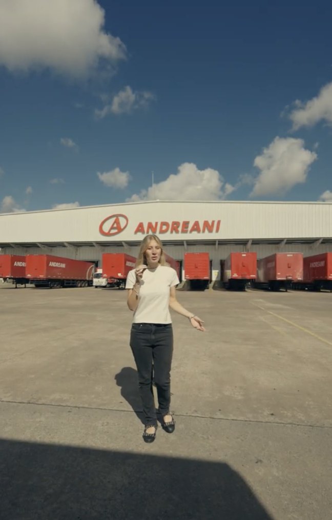Contenido para Andreani: presentadora frente al centro logístico y los camiones de la marca