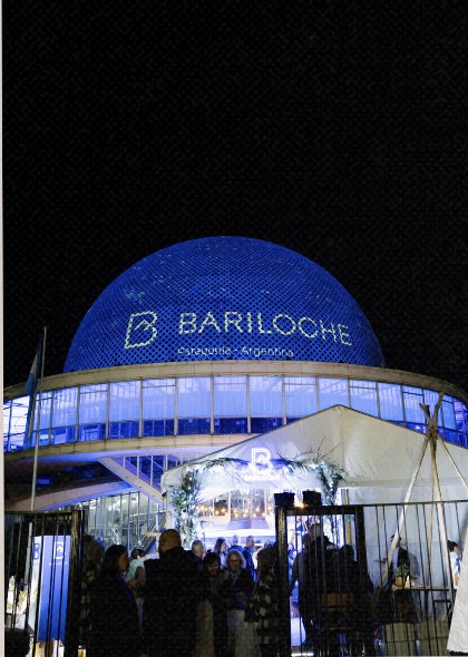 Lanzamiento Bariloche 2026: domo iluminado en azul con la marca Bariloche