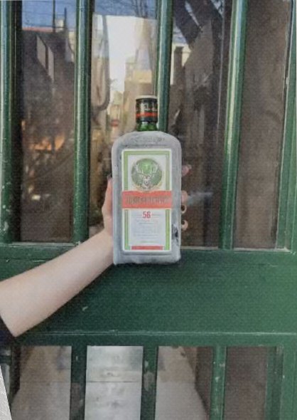 Snack content para Jägermeister: botella helada sostenida frente a una puerta verde